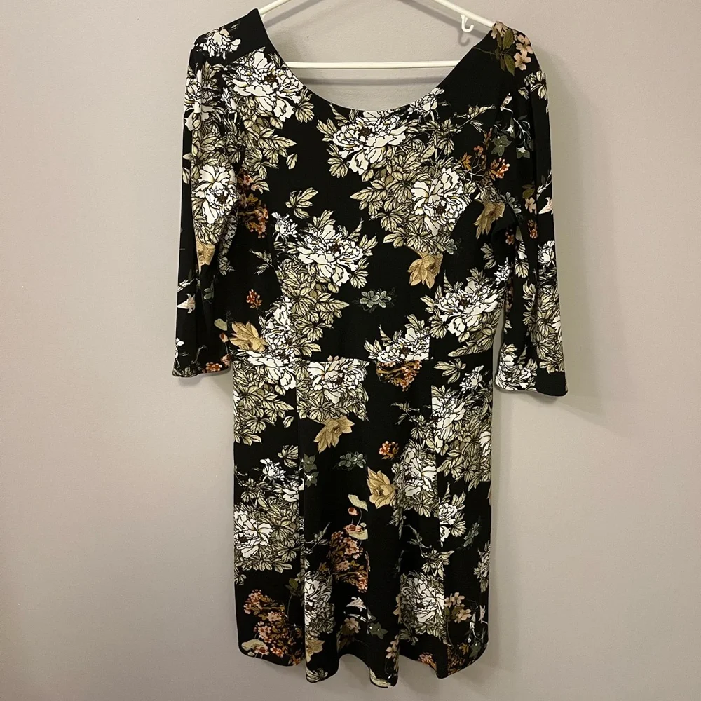 Open back Chrysanthemum patterned dress - Picture 2 of 3